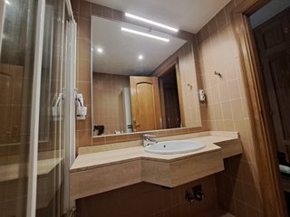 Baño completo: encimera, lavabo, espejo y bañera