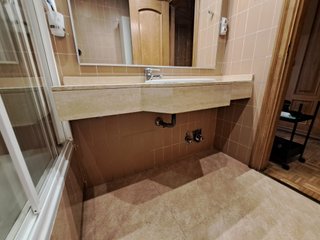 Baño completo: encimera, lavabo, espejo y bañera