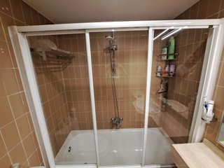 Baño completo: encimera, lavabo, espejo y bañera