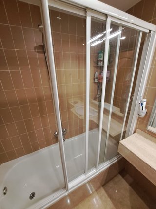 Baño completo: encimera, lavabo, espejo y bañera