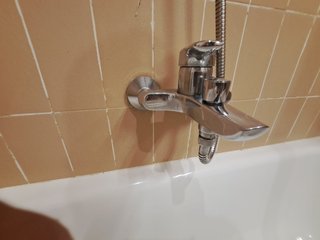 Baño completo: encimera, lavabo, espejo y bañera