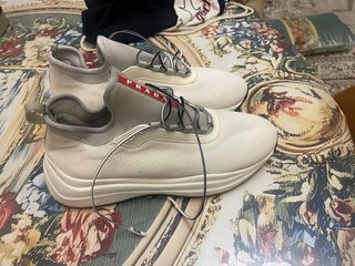 Prada Sneakers Blancas y Grises