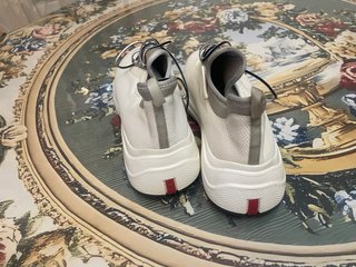Prada Sneakers Blancas y Grises