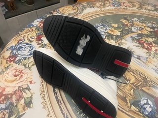 Prada Sneakers Blancas y Grises