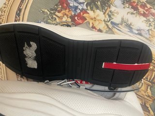 Prada Sneakers Blancas y Grises