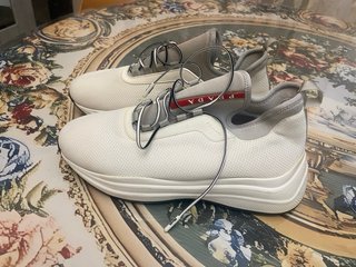 Prada Sneakers Blancas y Grises