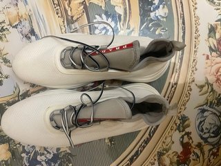 Prada Sneakers Blancas y Grises
