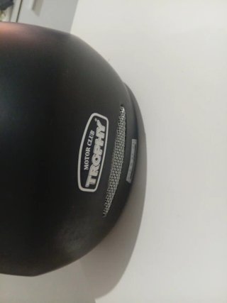 Casco de moto negro con visera