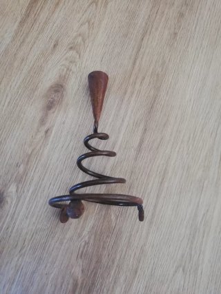 Castiçal de metal castanho
