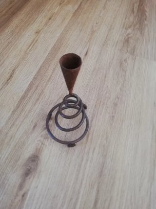 Castiçal de metal castanho