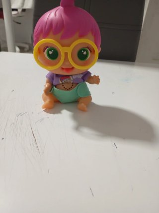 Muñeca bebé con gafas y pañal