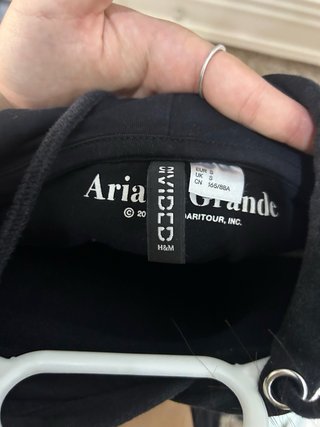 Sudadera Negra con Estampado