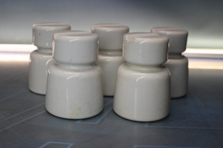 5 tazze in ceramica, isolante per pali elettrici in porcellana.
