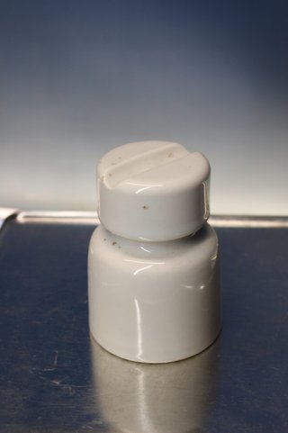 5 tazze in ceramica, isolante per pali elettrici in porcellana.