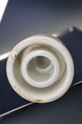 5 tazze in ceramica, isolante per pali elettrici in porcellana.