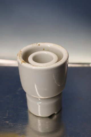 5 tazze in ceramica, isolante per pali elettrici in porcellana.
