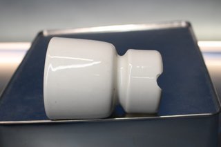 5 tazze in ceramica, isolante per pali elettrici in porcellana.