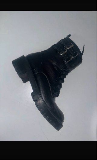 Botines Parfois negros con hebillas