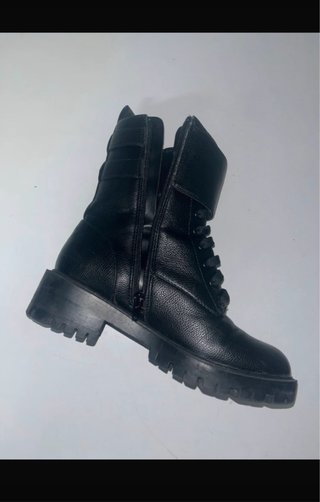 Botines Parfois negros con hebillas