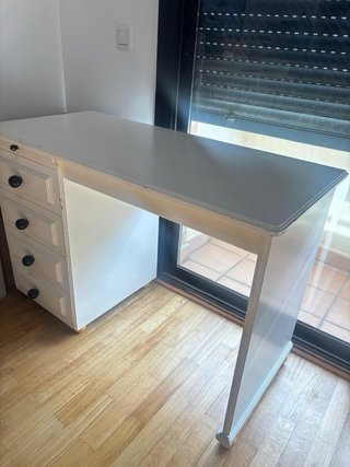 Escritorio blanco con cajones