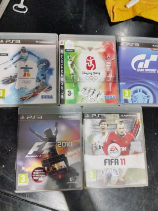 PlayStation 3 con 2 joystick e 5 giochi