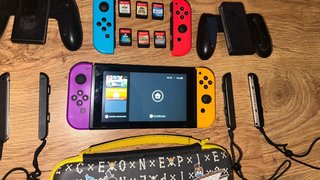 Nintendo Switch con accesorios y funda One Piece