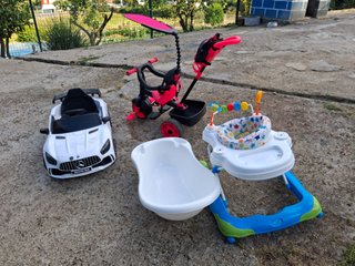 Lote infantil: Coche, andador, bañera y triciclo