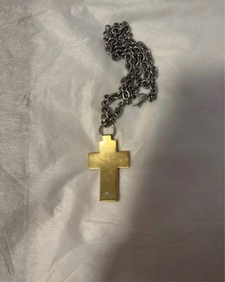 Collar de acero con colgante de cruz