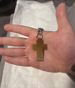 Collar de acero con colgante de cruz