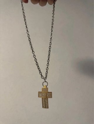 Collar de acero con colgante de cruz
