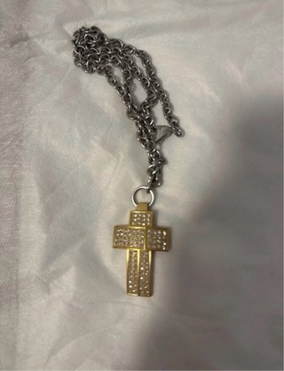 Collar de acero con colgante de cruz