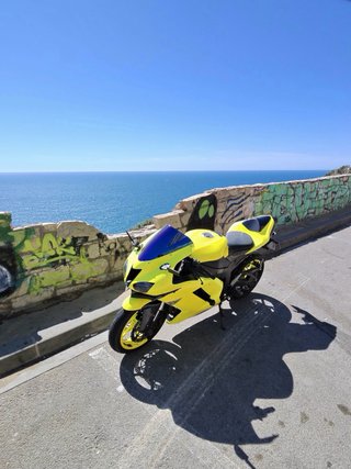 Kawasaki ZX6R Amarilla