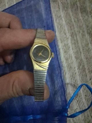 Reloj dorado y azul