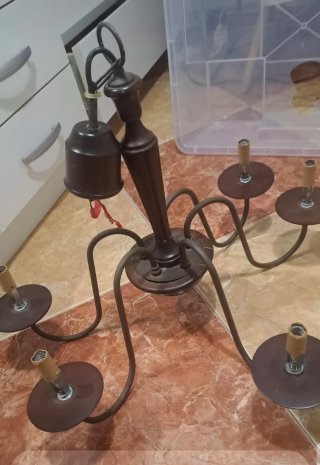 Lámpara de metal y madera