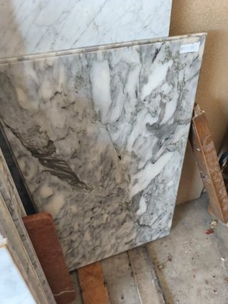 Placa de mármol con vetas grises