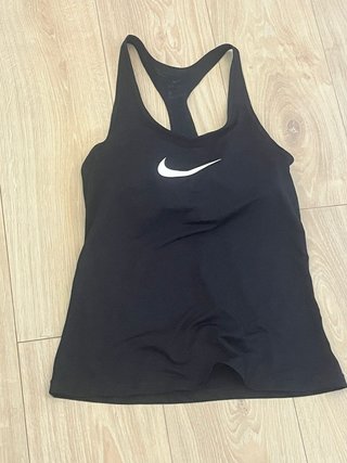 Top deportivo Nike negro
