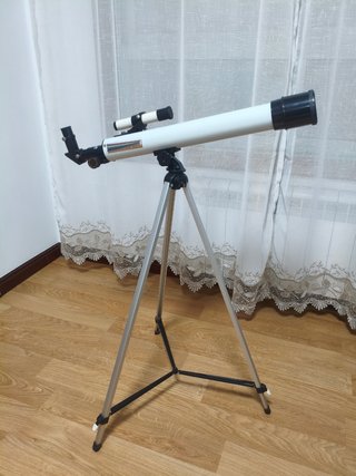 Telescopio Bresser con trípode. 50x600
