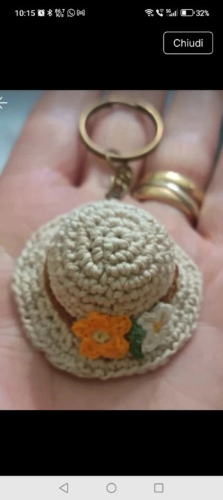 Portachiavi cappello uncinetto fiori