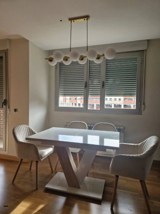 Mesa de comedor moderna blanca con detalle madera