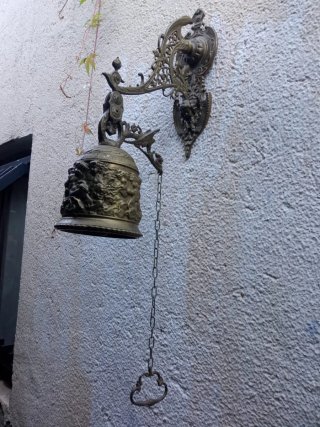 Campaña antigua de bronce