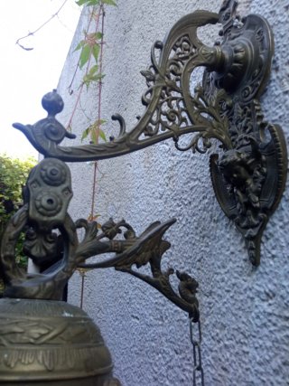 Campaña antigua de bronce