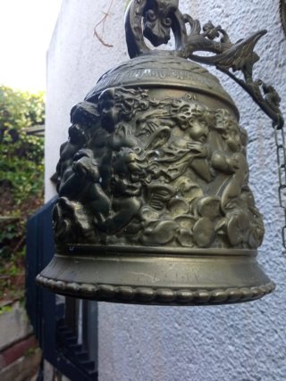 Campaña antigua de bronce