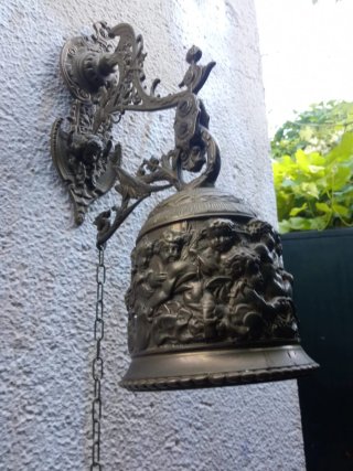 Campaña antigua de bronce