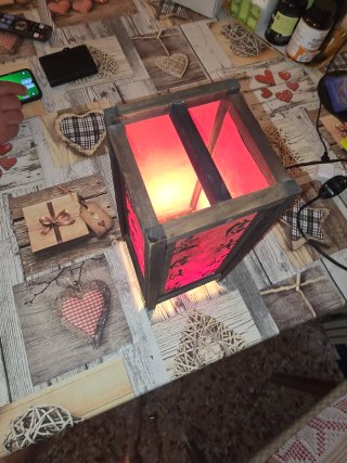 Lampada da tavolo in legno con scritte rosse giapp