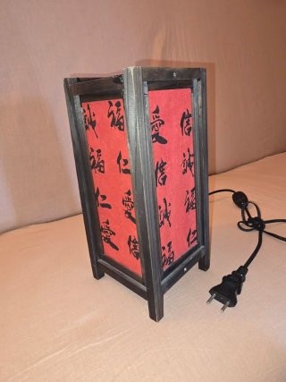 Lampada da tavolo in legno con scritte rosse giapp