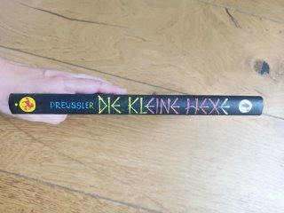Libro "Die kleine Hexe" en alemán