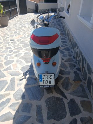 Aprilia Scooter Azul y Blanco con Papeles