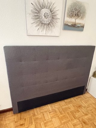 Cabecero de cama gris de tela