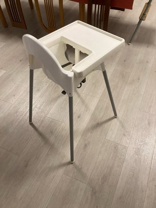 Trona IKEA blanca con bandeja