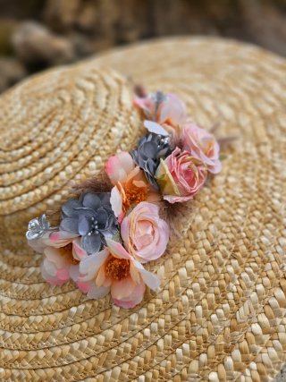 Pamela de paja con flores rosa y plata